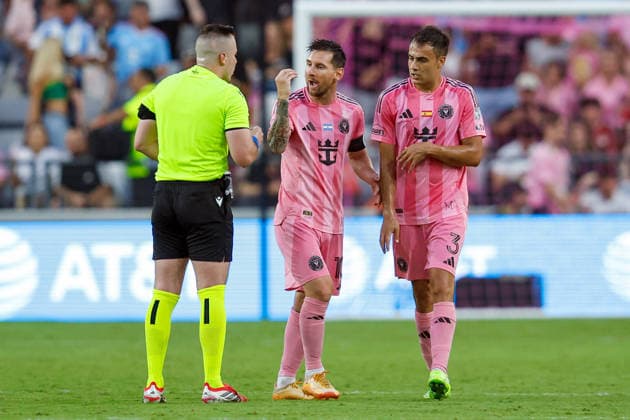 May 24, 2026, Miami, Florida, USA: Inter Miami forward Lionel Messi (10) gestures to the official during a Major League Soccer match between Inter Miami CF and Philadelphia Union at NU Stadium, Miami. Miami USA - ZUMAa257 20260524_zsp_a257_019 Copyright: xChrisxArjoonx
