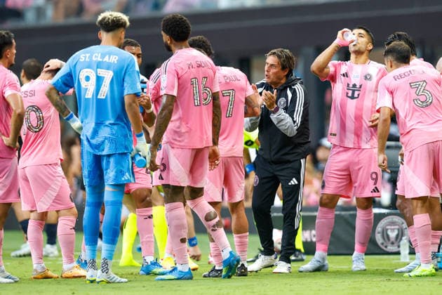 May 24, 2026, Miami, Florida, USA: Inter Miami manager Guillermo Hoyos talks to the Inter Miami players during a Major League Soccer match between Inter Miami CF and Philadelphia Union at NU Stadium, Miami. Miami USA - ZUMAa257 20260524_zsp_a257_007 Copyright: xChrisxArjoonx
