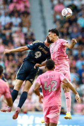 May 24, 2026, Miami, Florida, USA: Inter Miami defender Ian Fray (17) and Philadelphia Union forward Bruno Damiani (9) battle for the ball during a Major League Soccer match between Inter Miami CF and Philadelphia Union at NU Stadium, Miami. Soccer 2026: Inter Miami CF 6:4 Philadelphia Union.  - ZUMAa257 20260524_zsp_a257_009 Copyright: xChrisxArjoonx