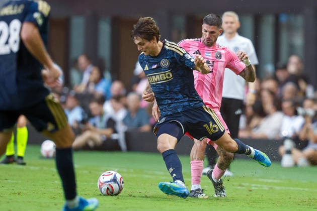 May 24, 2026, Miami, Florida, USA: Inter Miami midfielder Rodrigo de Paul (7) and Philadelphia Union midfielder Benjamin Bender (16) battle for a ball during a Major League Soccer match between Inter Miami CF and Philadelphia Union at NU Stadium, Miami. Soccer 2026: Inter Miami CF 6:4 Philadelphia Union.  - ZUMAa257 20260524_zsp_a257_014 Copyright: xChrisxArjoonx