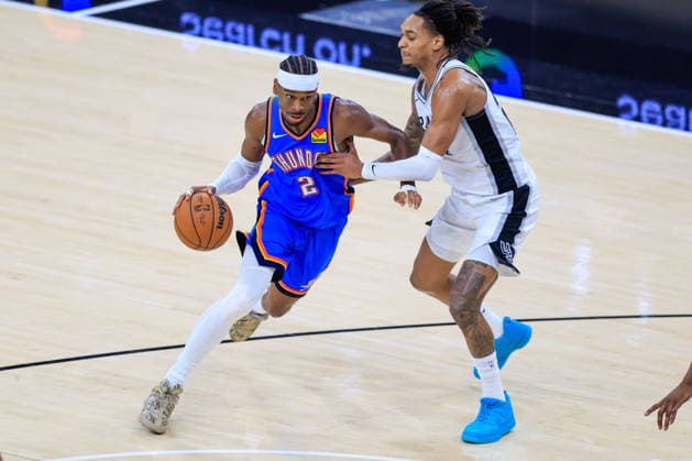NBA, Basketball Herren, USA West Conference Finals Game 4 - Oklahoma City Thunder at San Antonio Spurs Oklahoma City Thunder guard Shai Gilgeous-Alexander (L) dribbles past San Antonio Spurs guard Devin Vassell (R) during game 4 of the NBA West Conference Finals between San Antonio Spurs and Oklahoma City Thunder in San Antonio, Texas, USA, 24 May 2026. San Antonio United States  Copyright: xADAMxDAVISx