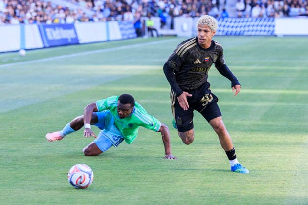 May 24, 2026, Los Angeles, California, USA: David Martinez 30 of the Los Angeles Football Club steals the ball from Nouhou Tolo 5 of the Seattle Sounders FC during their regular season MLS, Fussball Herren, USA game on Sunday May 24, 2026 at the BMO Stadium in Los Angeles, California. LAFC defeat Sounders, 1-0. ARIANA RUIZ PI Los Angeles USA - ZUMAp124 20260524_zaa_p124_015 Copyright: xArianaxRuizx