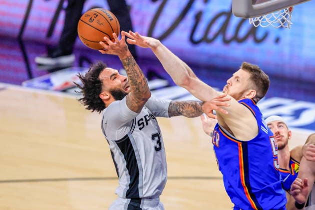 NBA, Basketball Herren, USA West Conference Finals Game 4 - Oklahoma City Thunder at San Antonio Spurs epaselect Oklahoma City Thunder center Isaiah Hartenstein (R) blocks a shot by San Antonio Spurs forward Julian Champagnie (L) during game 4 of the NBA West Conference Finals between San Antonio Spurs and Oklahoma City Thunder in San Antonio, Texas, USA, 24 May 2026. San Antonio United States  Copyright: xADAMxDAVISx