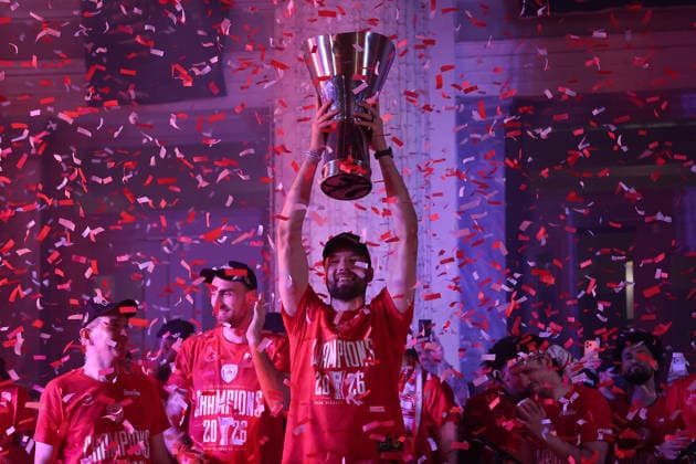 Olympiacos fans celebrate EuroLeague title in Piraeus PIRAEUS, GREECE - MAY 25: Olympiacos players celebrate the EuroLeague victory with a trophy outside the Municipal Theatre in Piraeus, Greece on May 25, 2026. The Greek side claimed its fourth EuroLeague title after defeating Real Madrid 92-85 in the championship game of the Final Four held in Athens, ending a 13-year wait for the trophy. Costas Baltas Anadolu Piraeus Greece. Editorial use only. Please get in touch for any other usage.  Copyright: x2026xAnadoluxCostasxBaltasx