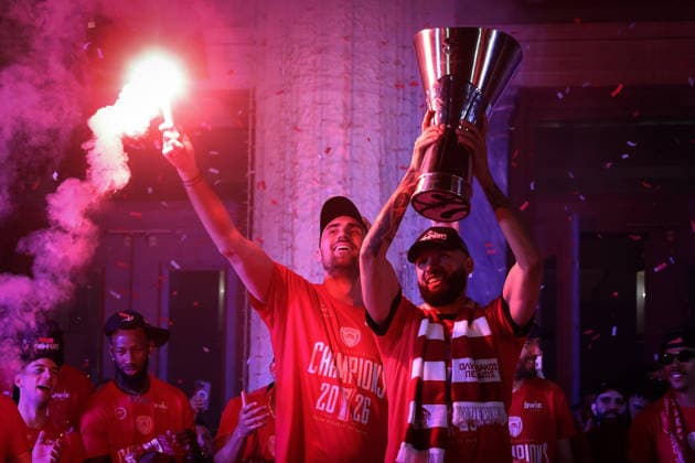 Olympiacos fans celebrate EuroLeague title in Piraeus PIRAEUS, GREECE - MAY 25: Olympiacos players celebrate the EuroLeague victory with a trophy outside the Municipal Theatre in Piraeus, Greece on May 25, 2026. The Greek side claimed its fourth EuroLeague title after defeating Real Madrid 92-85 in the championship game of the Final Four held in Athens, ending a 13-year wait for the trophy. Costas Baltas Anadolu Piraeus Greece. Editorial use only. Please get in touch for any other usage.  Copyright: x2026xAnadoluxCostasxBaltasx