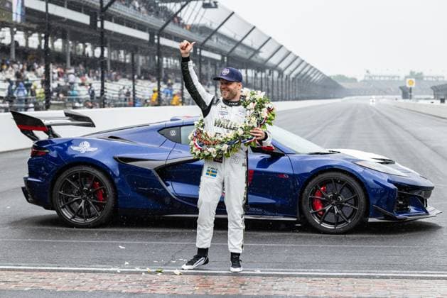 May 24, 2026, Speedway, Indiana, USA: FELIX ROSENQVIST, driver of the No. 60 Honda for Meyer Shank Racing w Curb Agajanian, gestures to the fans on the Yard of Bricks after winning the 110th Indianapolis 500 at Indianapolis Motor Speedway. Speedway USA - ZUMAw173 20260524_zsp_w173_026 Copyright: xLukexWelshx