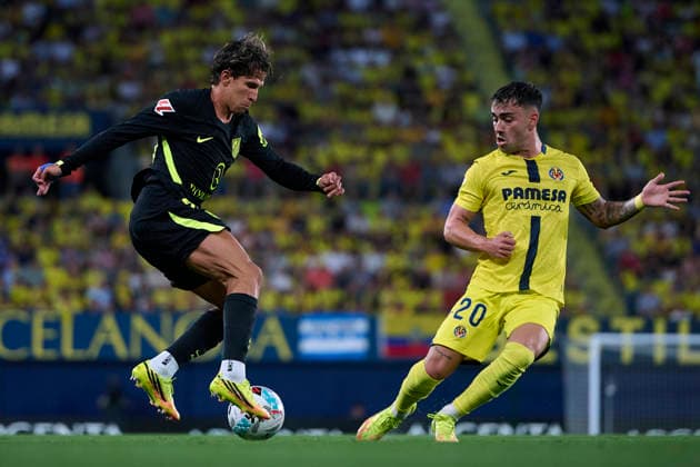 (260525) -- VILA REAL, May 25, 2026 () -- Alberto Moleiro (R) of Villarreal vies for the ball with Giuliano Simeone of Atletico de Madrid during the La Liga match between Villarreal and Atletico de Madrid in Vila Real, Spain on May 24, 2026. (Str ) (SP)SPAIN-VILA REAL-FOOTBALL-LA LIGA-VILLARREAL VS ATLETICO DE MADRID Xinhua 