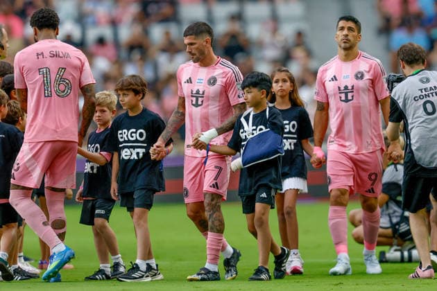 MIAMI, FL - MAY 24: Inter Miami midfielder Rodrigo de Paul (7) and Inter Miami forward Luis Suarez (9) lead out the team mascots prior to a MLS, Fussball Herren, USA game between Inter Miami CF and Philadelphia Union at NU Stadium on May 24, 2026 in Miami,Florida.(Photo by Chris Arjoon Icon Sportswire) SOCCER: MAY 24 MLS Inter Miami CF vs Philadelphia Union EDITORIAL USE ONLY Icon2605240010007