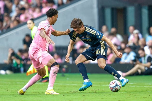 MIAMI, FL - MAY 24: Inter Miami defender Ian Fray (17) and Philadelphia Union midfielder Benjamin Bender (16) battle for a ball during the MLS, Fussball Herren, USA game between Inter Miami CF and Philadelphia Union at NU Stadium on May 24, 2026 in Miami,Florida.(Photo by Chris Arjoon Icon Sportswire) SOCCER: MAY 24 MLS Inter Miami CF vs Philadelphia Union EDITORIAL USE ONLY Icon2605240010022
