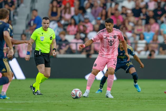 MIAMI, FL - MAY 24: Inter Miami forward Luis Suarez (9) controls a ball during the MLS, Fussball Herren, USA game between Inter Miami CF and Philadelphia Union at NU Stadium on May 24, 2026 in Miami,Florida.(Photo by Chris Arjoon Icon Sportswire) SOCCER: MAY 24 MLS Inter Miami CF vs Philadelphia Union EDITORIAL USE ONLY Icon2605240010029
