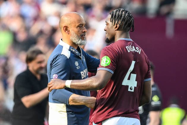 West Ham United v Leeds United - Premier League Nuno Espirito Santo, manager of West Ham United, and Axel Disasi of West Ham United after the final whistle during the Premier League match between West Ham United and Leeds United at the London Stadium, Stratford, on May 24, 2026. Stratford Greater London United Kingdom  Copyright: xMIxNewsx originalFilename:fletcher-westhamu260524_npE0y.jpg