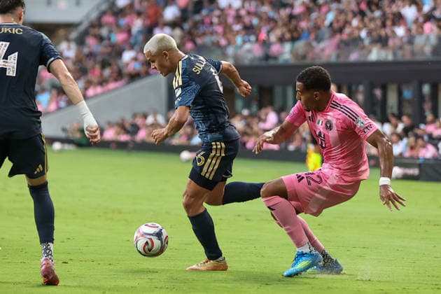 MIAMI, FL - MAY 24: Philadelphia Union midfielder Cavan Sullivan (6) and Inter Miami midfielder Yannick Bright (42) battle for the ball during the MLS, Fussball Herren, USA game between Inter Miami CF and Philadelphia Union at NU Stadium on May 24, 2026 in Miami,Florida.(Photo by Chris Arjoon Icon Sportswire) SOCCER: MAY 24 MLS Inter Miami CF vs Philadelphia Union EDITORIAL USE ONLY Icon2605240010038