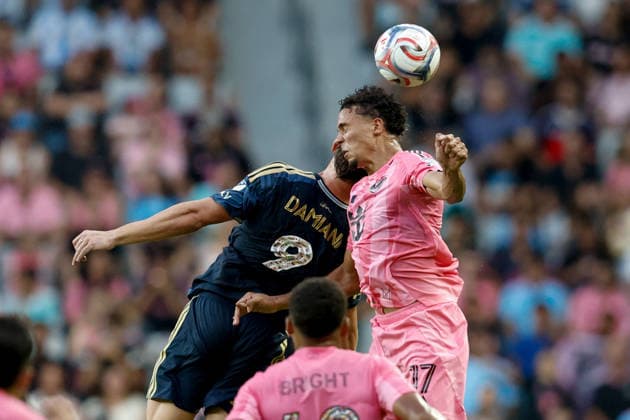MIAMI, FL - MAY 24: Inter Miami defender Ian Fray (17) and Philadelphia Union forward Bruno Damiani (9) battle for the ball during the MLS, Fussball Herren, USA game between Inter Miami CF and Philadelphia Union at NU Stadium on May 24, 2026 in Miami,Florida.(Photo by Chris Arjoon Icon Sportswire) SOCCER: MAY 24 MLS Inter Miami CF vs Philadelphia Union EDITORIAL USE ONLY Icon2605240010047