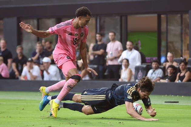 MIAMI, FL - MAY 24: Inter Miami defender Ian Fray (17) and Philadelphia Union midfielder Benjamin Bender (16) battle for the ball during the MLS, Fussball Herren, USA game between Inter Miami CF and Philadelphia Union at NU Stadium on May 24, 2026 in Miami,Florida.(Photo by Chris Arjoon Icon Sportswire) SOCCER: MAY 24 MLS Inter Miami CF vs Philadelphia Union EDITORIAL USE ONLY Icon2605240010049