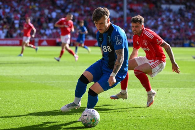 Nottingham Forest v Bournemouth - Premier League Ben Gannon-Doak of Bournemouth is under pressure from Neco Williams of Nottingham Forest during the Premier League match between Nottingham Forest and Bournemouth at the City Ground, Nottingham, on May 24, 2026. Nottingham Nottinghamshire United Kingdom  Copyright: xMIxNewsx originalFilename:fletcher-nottingh260524_npQY6.jpg