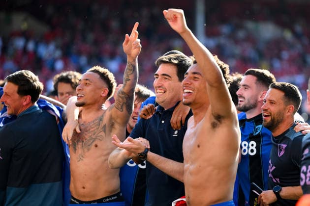 Nottingham Forest v Bournemouth - Premier League Andoni Iraola, manager of Bournemouth, celebrates with Marcus Tavernier and James Hill of Bournemouth during the Premier League match between Nottingham Forest and Bournemouth at the City Ground in Nottingham, United Kingdom, on May 24, 2026. Nottingham Nottinghamshire United Kingdom  Copyright: xMIxNewsx originalFilename:fletcher-nottingh260524_np6Vb.jpg