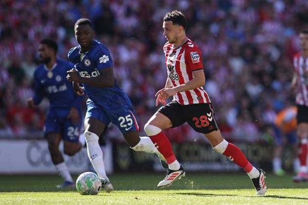 Sunderland v Chelsea - Premier League Enzo Le Fee of Sunderland breaks past Moises Caicedo of Chelsea during the Premier League match between Sunderland and Chelsea at the Stadium of Light in Sunderland on May 24, 2026. Sunderland Tyne and Wear United Kingdom  Copyright: xMIxNewsx originalFilename:fletcher-sunderla260524_npWB6.jpg