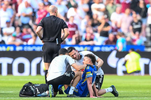 West Ham United v Leeds United - Premier League Ethan Ampadu of Leeds United receives medical treatment during the Premier League match between West Ham United and Leeds United at the London Stadium in Stratford, United Kingdom, on May 24, 2026. Stratford Greater London United Kingdom  Copyright: xMIxNewsx originalFilename:fletcher-westhamu260524_npVAi.jpg