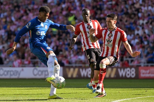 Sunderland v Chelsea - Premier League Josh Acheampong of Chelsea FC shoots at goal under pressure from Enzo Le Fee of Sunderland FC during the Premier League match between Sunderland and Chelsea at the Stadium Of Light in Sunderland, United Kingdom, on May 24, 2026. Sunderland Tyne and Wear United Kingdom  Copyright: xMIxNewsx originalFilename:fletcher-sunderla260524_np9Jd.jpg