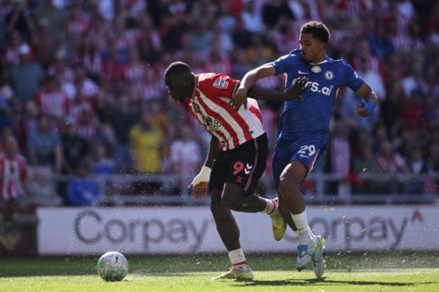 Sunderland v Chelsea - Premier League Brian Brobbey of Sunderland is challenged by Wesley Fofana of Chelsea during the Premier League match between Sunderland and Chelsea at the Stadium of Light in Sunderland on May 24, 2026. Sunderland Tyne and Wear United Kingdom  Copyright: xMIxNewsx originalFilename:fletcher-sunderla260524_npB8Q.jpg