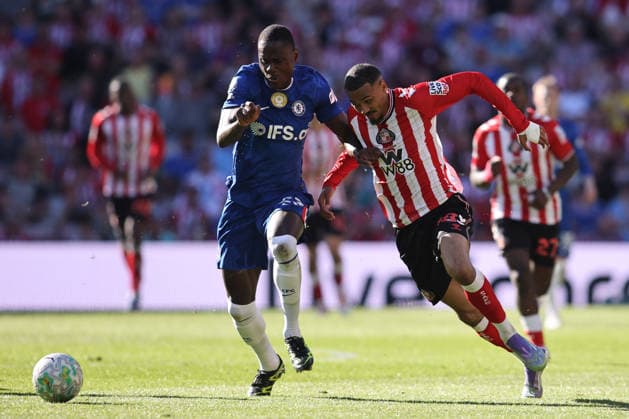 Sunderland v Chelsea - Premier League Trevoh Chalobah of Chelsea holds off Wilson Isidor of Sunderland during the Premier League match between Sunderland and Chelsea at the Stadium of Light in Sunderland on May 24, 2026. Sunderland Tyne and Wear United Kingdom  Copyright: xMIxNewsx originalFilename:fletcher-sunderla260524_npNQ3.jpg