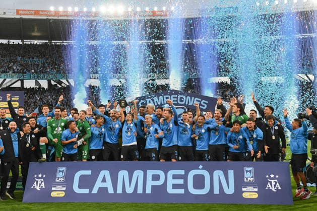 River Plate v Belgrano - Final: Torneo Apertura 2026 The Belgrano team lifts the trophy after defeating River 3-2 at the Mario Alberto Kempes Stadium in Cordoba, Argentina, on May 24, 2026, in the 2026 League Cup. Cordoba Argentina  Copyright: xPabloxEliasx originalFilename:elias-river260524_npJlz.jpg