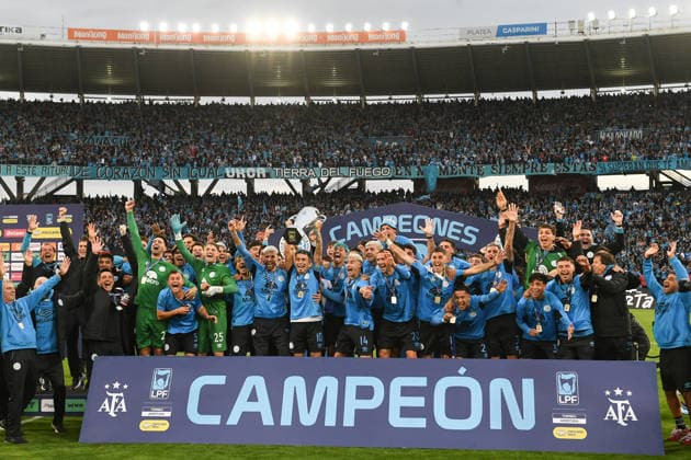 River Plate v Belgrano - Final: Torneo Apertura 2026 The Belgrano team lifts the trophy after defeating River 3-2 at the Mario Alberto Kempes Stadium in Cordoba, Argentina, on May 24, 2026, in the 2026 League Cup. Cordoba Argentina  Copyright: xPabloxEliasx originalFilename:elias-river260524_npypB.jpg