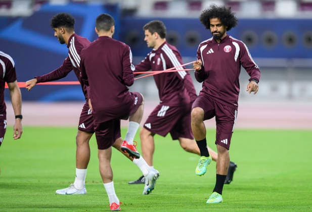 May 24, 2026, Doha, Qatar: Qatar team player Akram Afif (R) warm up with teammates during the final training session at Khalifa International Stadium. as the Qatar national football team completes final home preparations for the FIFA World Cup, WM, Weltmeisterschaft, Fussball 2026, with friendlies against Ireland and El Salvador ahead. Doha Qatar - ZUMAs197 20260524_aaa_s197_240 Copyright: xNoushadxVariyattiyakkalx