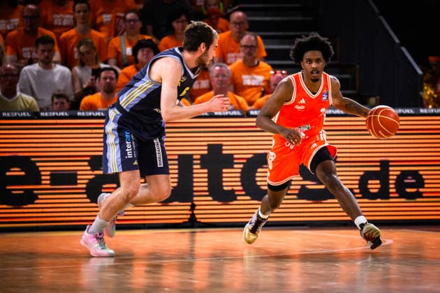 24 05 2026, Rasta Dome, Vechta Basketball, easyCredit Bundesliga, Playoffs quarterfinals, Rasta Vechta vs ALBA Berlin Malte Delow 6 Berlin vs Malik Parsons 3 Vechta