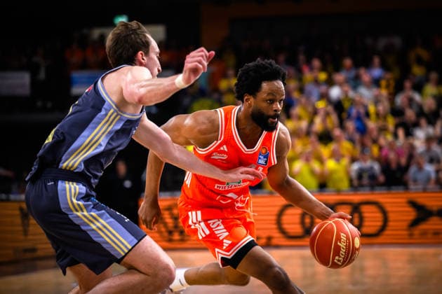 24 05 2026, Rasta Dome, Vechta Basketball, easyCredit Bundesliga, Playoffs quarter-finals, Rasta Vechta vs ALBA Berlin duel between Justin Bean 34 Berlin and Lloyd Pandi 41 Vechta