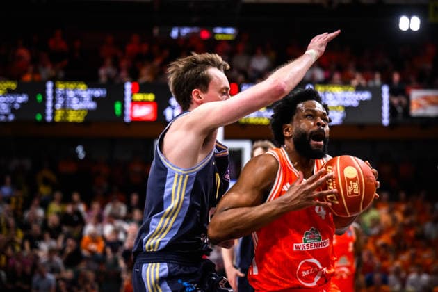 24 05 2026, Rasta Dome, Vechta Basketball, easyCredit Bundesliga, Playoffs quarter-finals, Rasta Vechta vs ALBA Berlin duel between Justin Bean 34 Berlin and Lloyd Pandi 41 Vechta