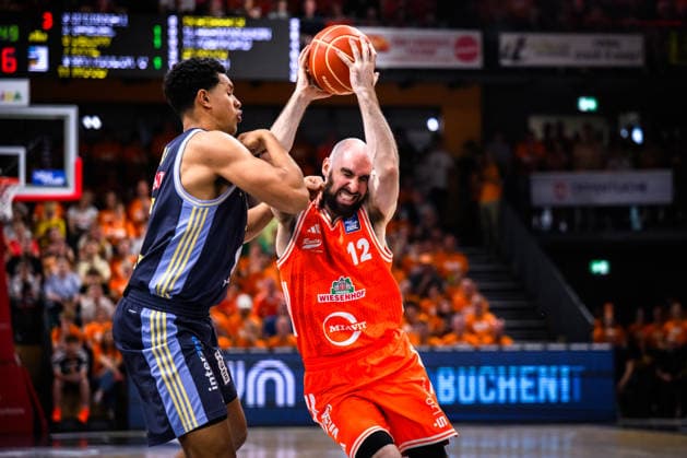 24 05 2026, Rasta Dome, Vechta Basketball, easyCredit Bundesliga, Playoffs quarterfinals, Rasta Vechta vs ALBA Berlin duel between Jack Kayil 7 Berlin and Tommy Kuhse 12 Vechta