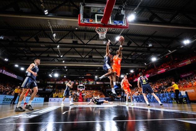 24 05 2026, Rasta Dome, Vechta Basketball, easyCredit Bundesliga, Playoffs quarter-finals, Rasta Vechta vs ALBA Berlin duel between Norris Agbakoko 17 Berlin and Alonzo Verge Jr 11 Vechta