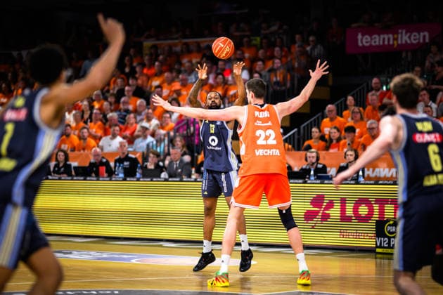 24 05 2026, Rasta Dome, Vechta Basketball, easyCredit Bundesliga, Playoffs quarterfinals, Rasta Vechta vs ALBA Berlin J wan Roberts 13 Berlin passes over Tibor Pleiß Pleiss 22 Vechta