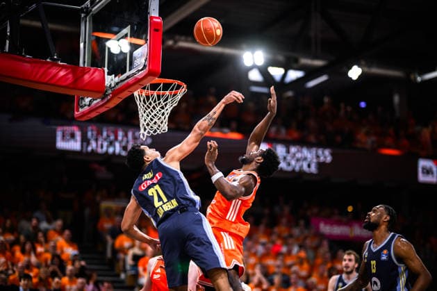 24 05 2026, Rasta Dome, Vechta Basketball, easyCredit Bundesliga, Playoffs quarter-finals, Rasta Vechta vs ALBA Berlin duel between Michael Rataj 21 Berlin and Lloyd Pandi 41 Vechta at the basket