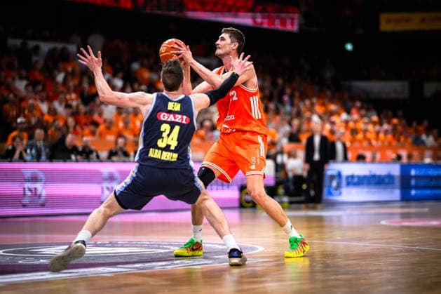 24 05 2026, Rasta Dome, Vechta Basketball, easyCredit Bundesliga, Playoffs quarterfinals, Rasta Vechta vs ALBA Berlin duel between Justin Bean 34 Berlin and Tibor Pleiss Pleiss 22 Vechta