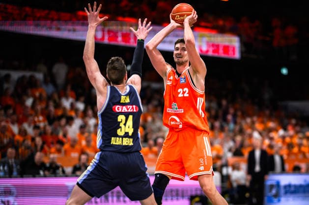 24 05 2026, Rasta Dome, Vechta Basketball, easyCredit Bundesliga, Playoffs quarterfinals, Rasta Vechta vs ALBA Berlin duel between Justin Bean 34 Berlin and Tibor Pleiss Pleiss 22 Vechta