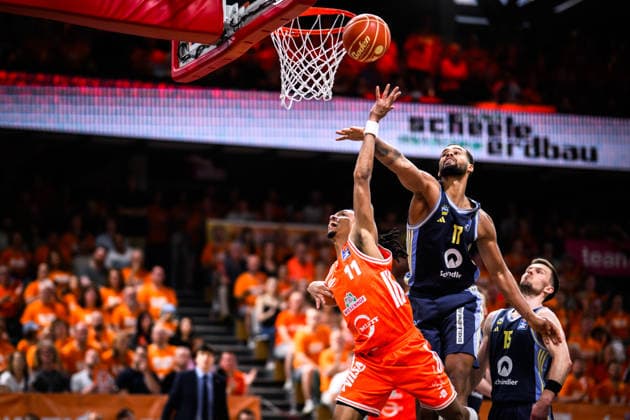24 05 2026, Rasta Dome, Vechta Basketball, easyCredit Bundesliga, Playoffs quarter-finals, Rasta Vechta vs ALBA Berlin duel between Alonzo Verge Jr 11 Vechta and Norris Agbakoko 17 Berlin at the basket