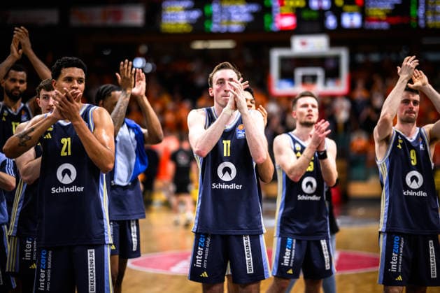 24 05 2026, Rasta Dome, Vechta Basketball, easyCredit Bundesliga, Playoffs quarterfinals, Rasta Vechta vs ALBA Berlin cheers Berlin after victory Michael Rataj 21 Berlin , Moses Wood 11 Berlin , Jack Kayil 7 Berlin , Martin Hermannsson 15 Berlin , Jonas Mattisseck 9 Berlin