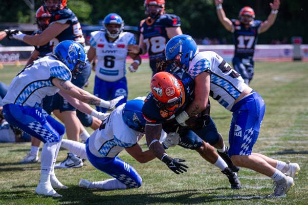 Touchdown Lennies Mcferren (ifm Razorbacks Ravensburg, 11 Running Back), Leon Eisert (Allgäu Comets, 52 Linebacker) tries to tackle him ifm Razorbacks Ravensburg vs Allgäu Comets, American Football, German Football League, Week 3, 2026, 24.05.2026, Weingarten TeleData Stadion am Lindenhof Baden Württemberg Germany Copyright: xFootxBowl SebastianxJustx