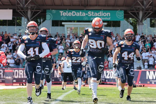 Team Entrance, Marco Burkhart (Linebacker, ifm Razorbacks Ravensburg, 41), Finn Herter (Defensive Line, ifm Razorbacks Ravensburg, 90), Arne Tyman (Linebacker, ifm Razorbacks Ravensburg, 44), ifm Razorbacks Ravensburg vs Allgäu Comets, American Football, German Football League, Week 3, 2026, 24.05.2026, Copyright: xFootxBowl SusannexHägelex