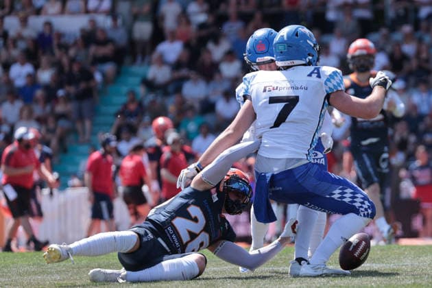Gabriele Battistella (Defensive Back, ifm Razorbacks Ravensburg, 26), Gabriel Quigley (TE, Allgäu Comets, 07) couldnÂ t make the catch, ifm Razorbacks Ravensburg vs Allgäu Comets, American Football, German Football League, Week 3, 2026, 24.05.2026, Copyright: xFootxBowl SusannexHägelex