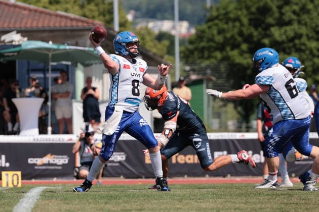 Bradley Jones (QB, Allgäu Comets, 08) about to throw the ball, ifm Razorbacks Ravensburg vs Allgäu Comets, American Football, German Football League, Week 3, 2026, 24.05.2026, Copyright: xFootxBowl SusannexHägelex