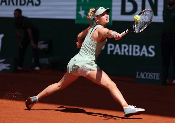 May 25, 2026, Paris, Ile De France, Francja: EMERSON JONES of Australia during the match against I. Swiatek of Poland in the first round of tennis tournament Roland Garros, Paris, France. Tennis, Roland Garros 2026 - Emerson Jones  - ZUMAc278 20260525_zsp_c278_008 Copyright: xMarcinxCholewinskix