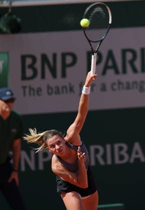 (260525) -- PARIS, May 25, 2026 -- Maja Chwalinska serves during the women s singles first round match between Maja Chwalinska of Poland and Zheng Qinwen of China at the French Open tennis tournament at Roland Garros, Paris, France, May 25, 2026. ) (SP)FRANCE-PARIS-TENNIS-FRENCH OPEN-WOMEN S SINGLES-1ST ROUND WuxHuiwo 