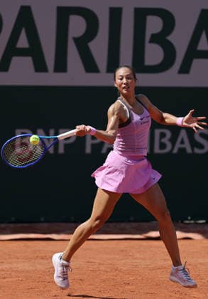 (260525) -- PARIS, May 25, 2026 -- Zheng Qinwen hits a return during the women s singles first round match between Maja Chwalinska of Poland and Zheng Qinwen of China at the French Open tennis tournament at Roland Garros, Paris, France, May 25, 2026. ) (SP)FRANCE-PARIS-TENNIS-FRENCH OPEN-WOMEN S SINGLES-1ST ROUND WuxHuiwo 