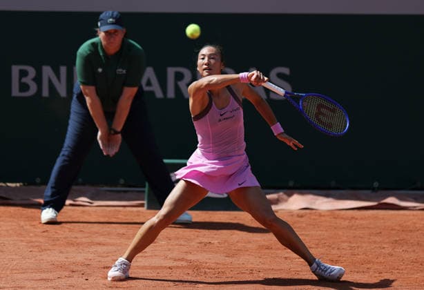 (260525) -- PARIS, May 25, 2026 -- Zheng Qinwen hits a return during the women s singles first round match between Maja Chwalinska of Poland and Zheng Qinwen of China at the French Open tennis tournament at Roland Garros, Paris, France, May 25, 2026. ) (SP)FRANCE-PARIS-TENNIS-FRENCH OPEN-WOMEN S SINGLES-1ST ROUND WuxHuiwo 