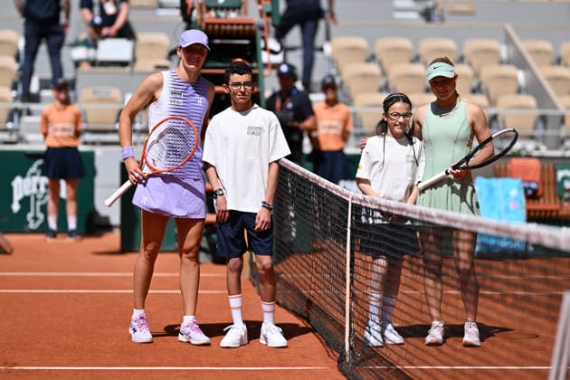 2026 French Open, Roland-Garros - Day 2 PARIS, FRANCE - MAY 25: Emerson Jones of Australia (R) and ga Swiatek (L) of Poland pose ahead of their match in the Women s Singles first round on Day Two of the 2026 French Open at Roland Garros Stadium on May 25, 2026 in Paris, France. Mustafa Yalcin Anadolu Paris France. Editorial use only. Please get in touch for any other usage.  Copyright: x2026xAnadoluxMustafaxYalcinx