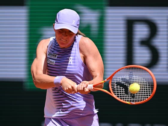 2026 French Open, Roland-Garros - Day 2 PARIS, FRANCE - MAY 25: Iga Swiatek of Poland in action against Emerson Jones (not seen) of Australia during the Women s Singles first round match on Day Two of the 2026 French Open at Roland Garros Stadium on May 25, 2026 in Paris, France. Mustafa Yalcin Anadolu Paris France. Editorial use only. Please get in touch for any other usage.  Copyright: x2026xAnadoluxMustafaxYalcinx