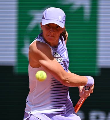 2026 French Open, Roland-Garros - Day 2 PARIS, FRANCE - MAY 25: Iga Swiatek of Poland in action against Emerson Jones (not seen) of Australia during the Women s Singles first round match on Day Two of the 2026 French Open at Roland Garros Stadium on May 25, 2026 in Paris, France. Mustafa Yalcin Anadolu Paris France. Editorial use only. Please get in touch for any other usage.  Copyright: x2026xAnadoluxMustafaxYalcinx